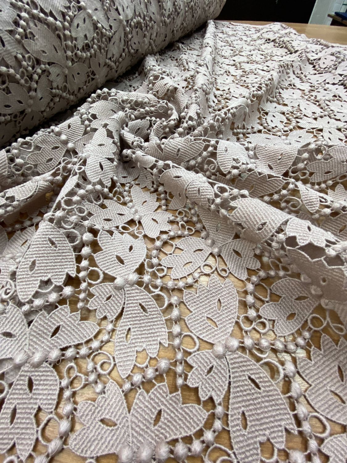 Ткань кружево макраме цвета пыльной розы шириной 1,25м Valentino